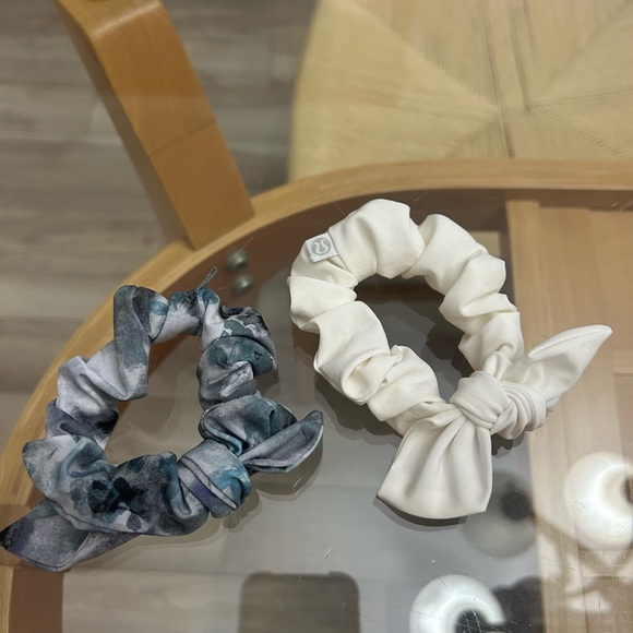 Lululemon Bow Scrunchie Set - Picture 2 of 5